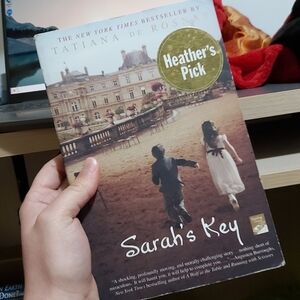 SOLD 🤯2/$15 Sarah's Key - paperback book